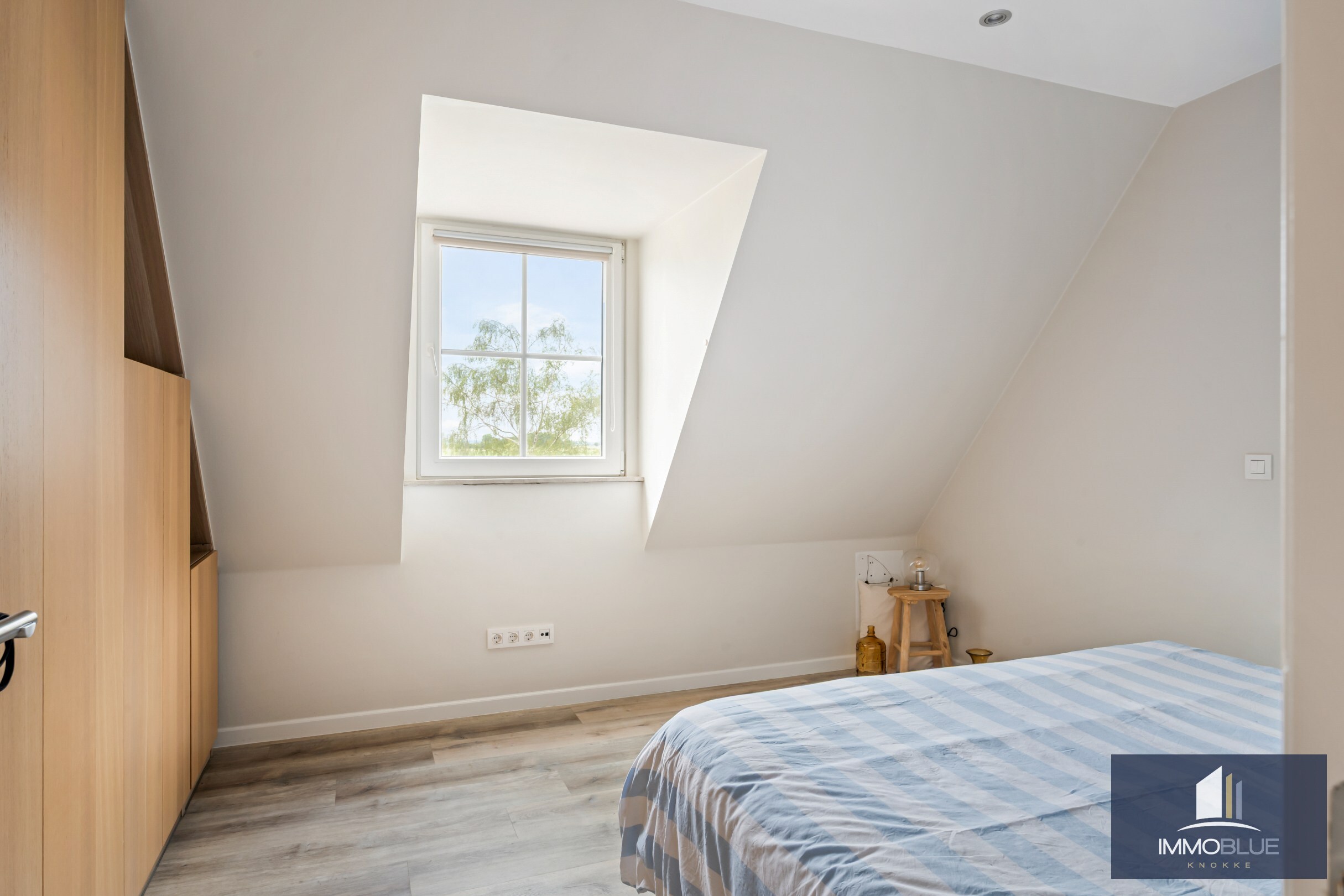 Domaine idylliquement situé avec maison rénovée, espace professionnel et installations équestres étendues. 