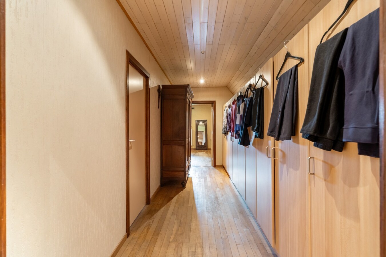 Ruim, karaktervol landhuis met parkachtige tuin op perceel van 16a29ca. 