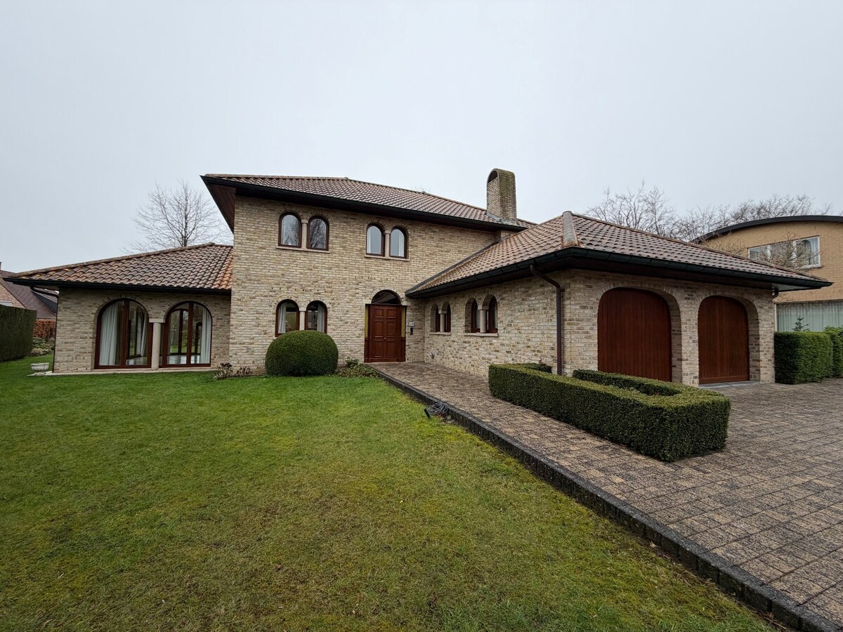 Ruime en rustig gelegen villa te Dikkelvenne. 