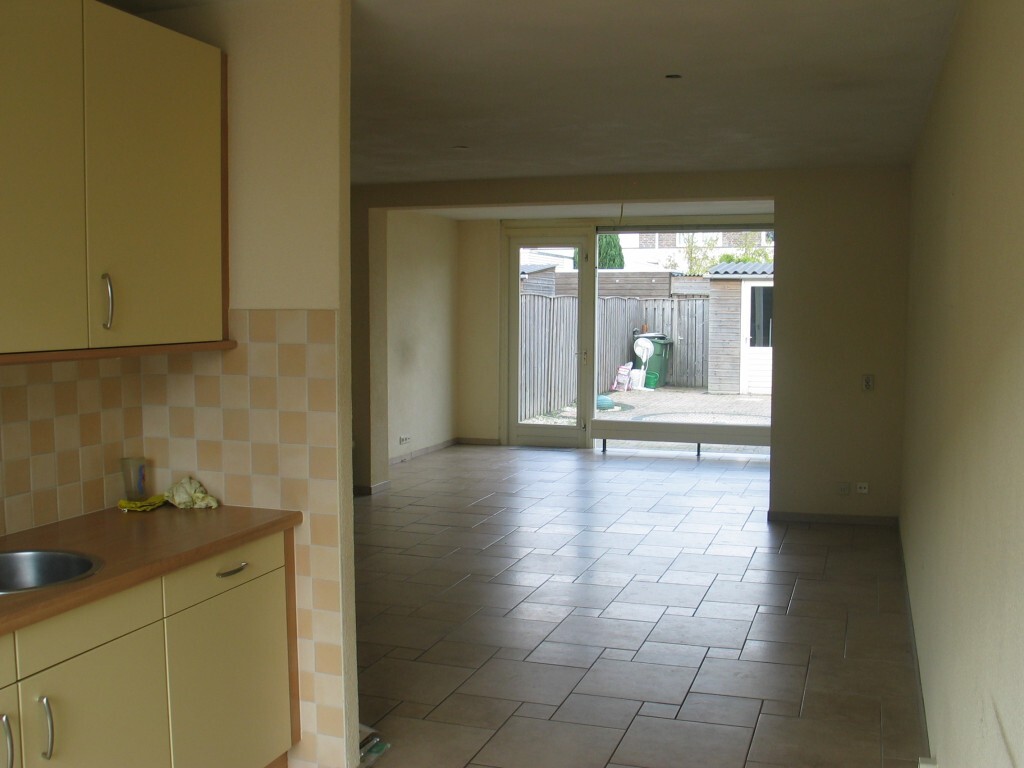 TEGEN VEILINGPRIJS TE KOOP uitgebouwde tussenwoning in kindvriendelijke wijk 