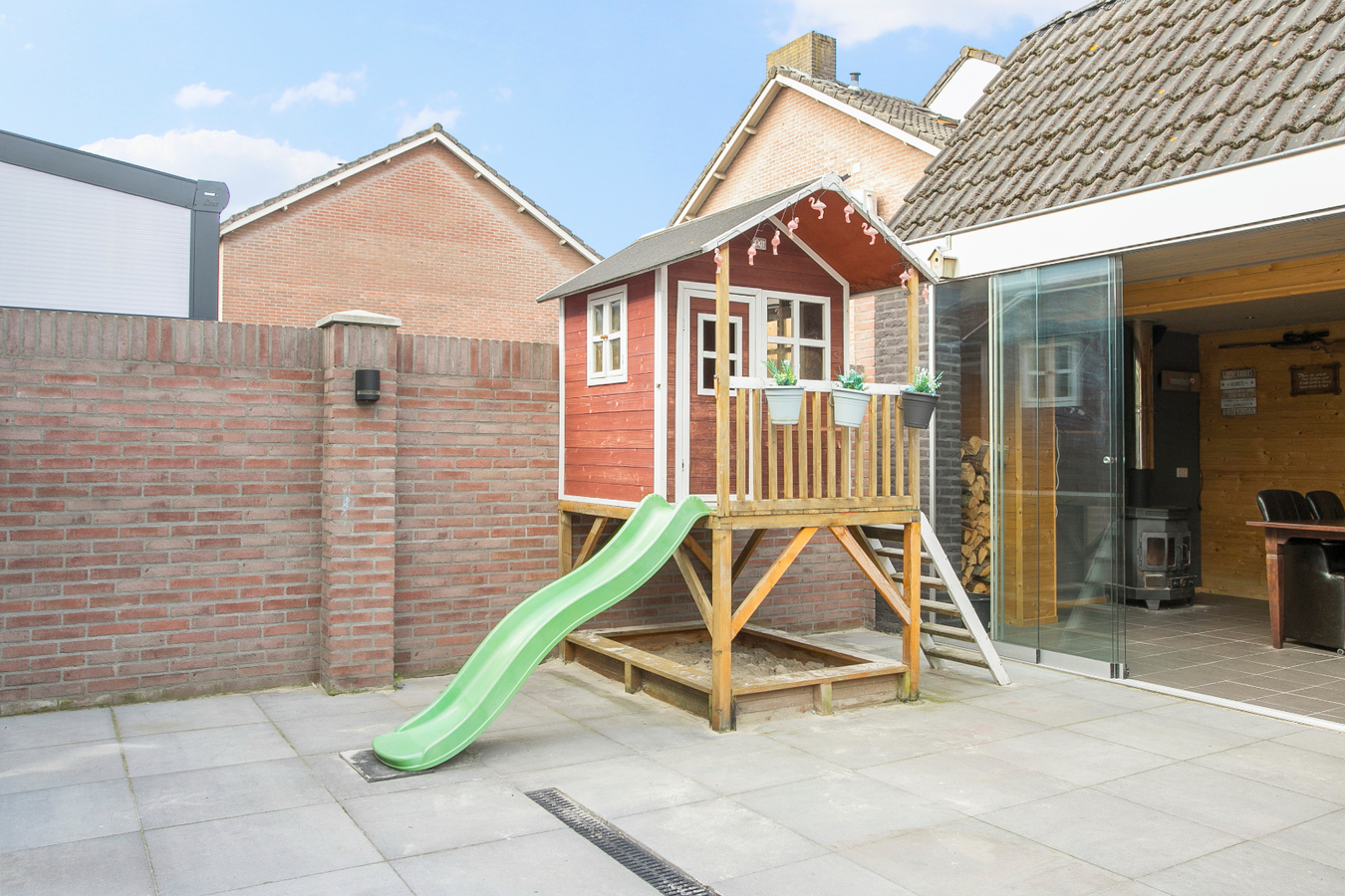 Eindwoning met berging, overkapping, ondergrond, erf, tuin- en verdere aanhorigheden. 