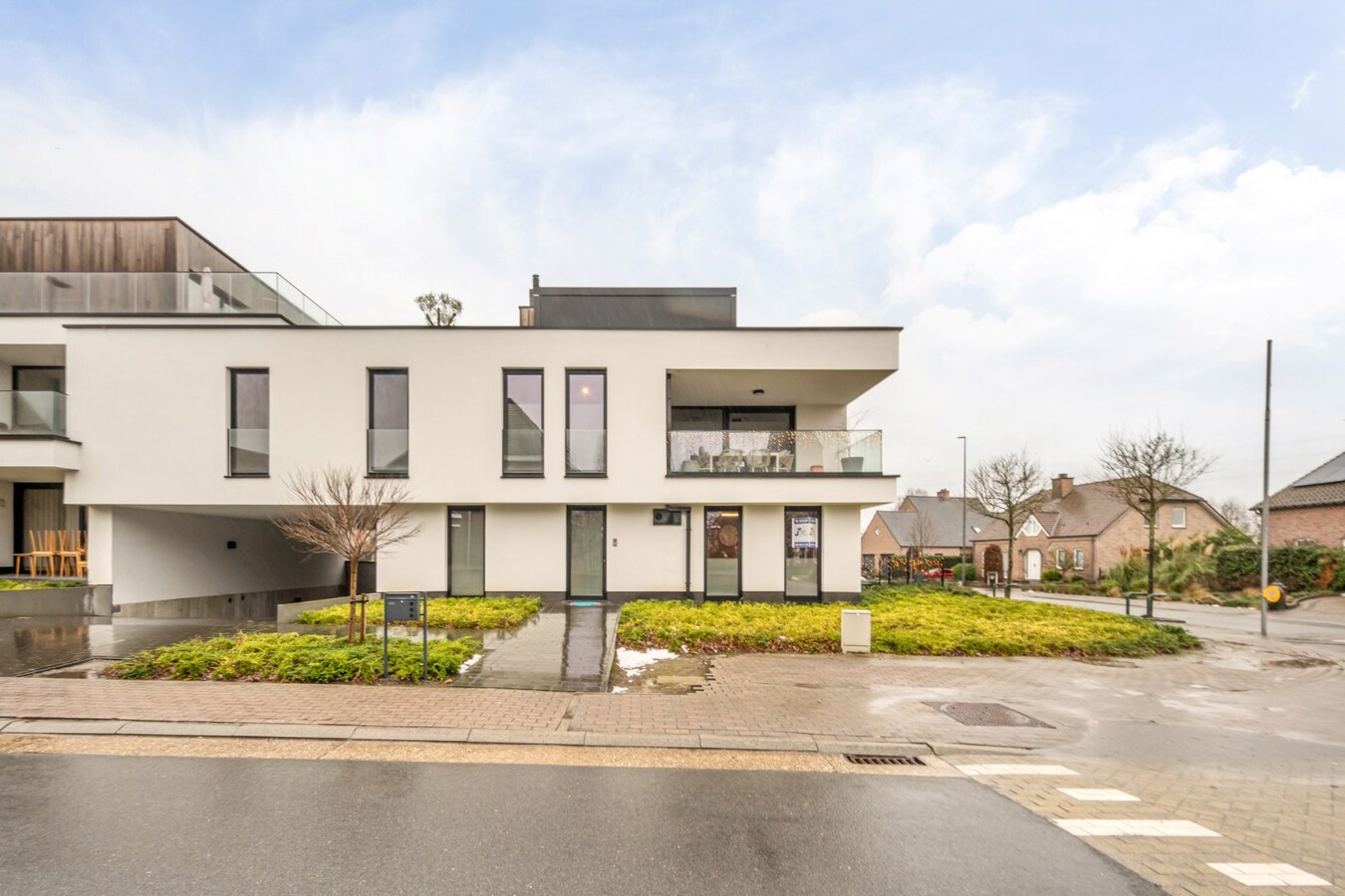 Recent, gelijkvloers appartement in een stijlvolle residentie mét ondergrondse parkeerplaats en kelderberging! 