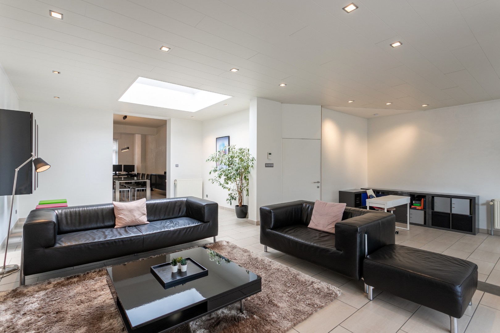 Deels gerenoveerde woning met tuin en garage op gunstige ligging te Halle 