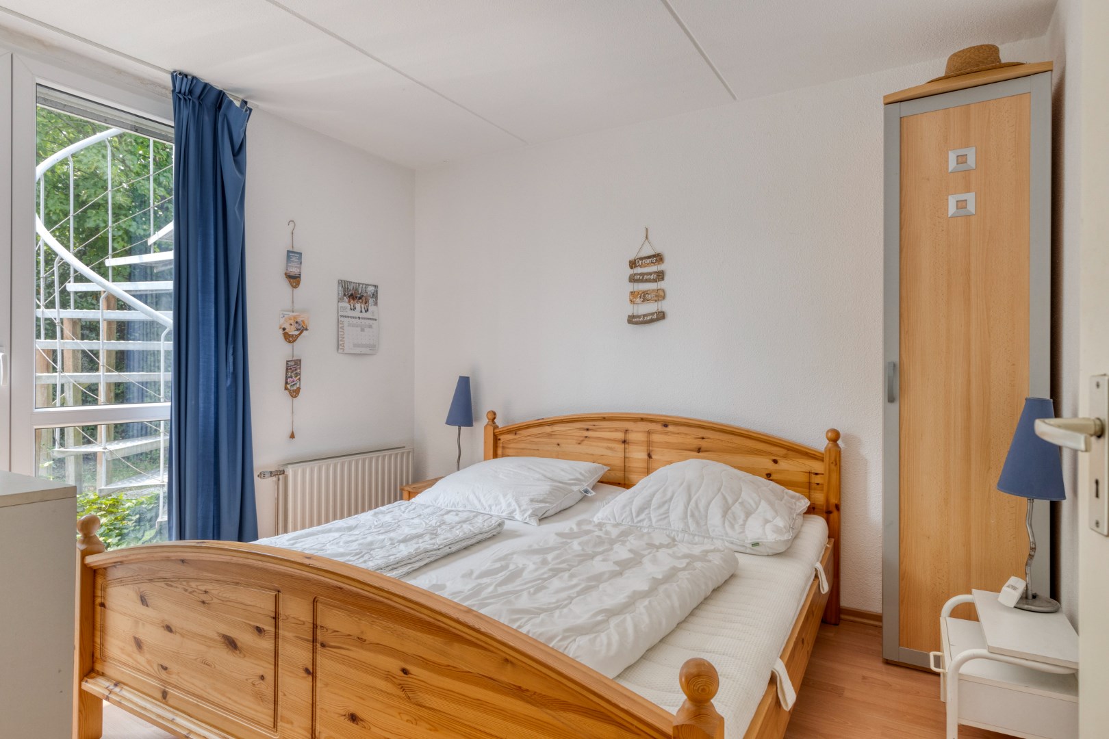 Vrijstaande 8-persoons vakantiewoning, gelegen op een unieke plek met vrij uitzicht over de Oosterschelde, kijkend richting het schilderachtige Zierikzee, wacht deze woning op een nieuwe eigenaar! 