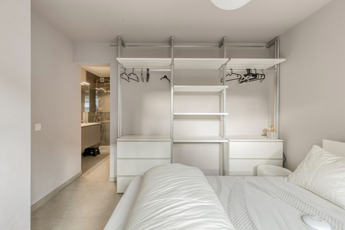 Appartement à la déco moderne situé au 5e étage, rue Ankerweg, à La Panne : un point de départ idéal pour profiter pleinement de la vie au bord de la mer. 