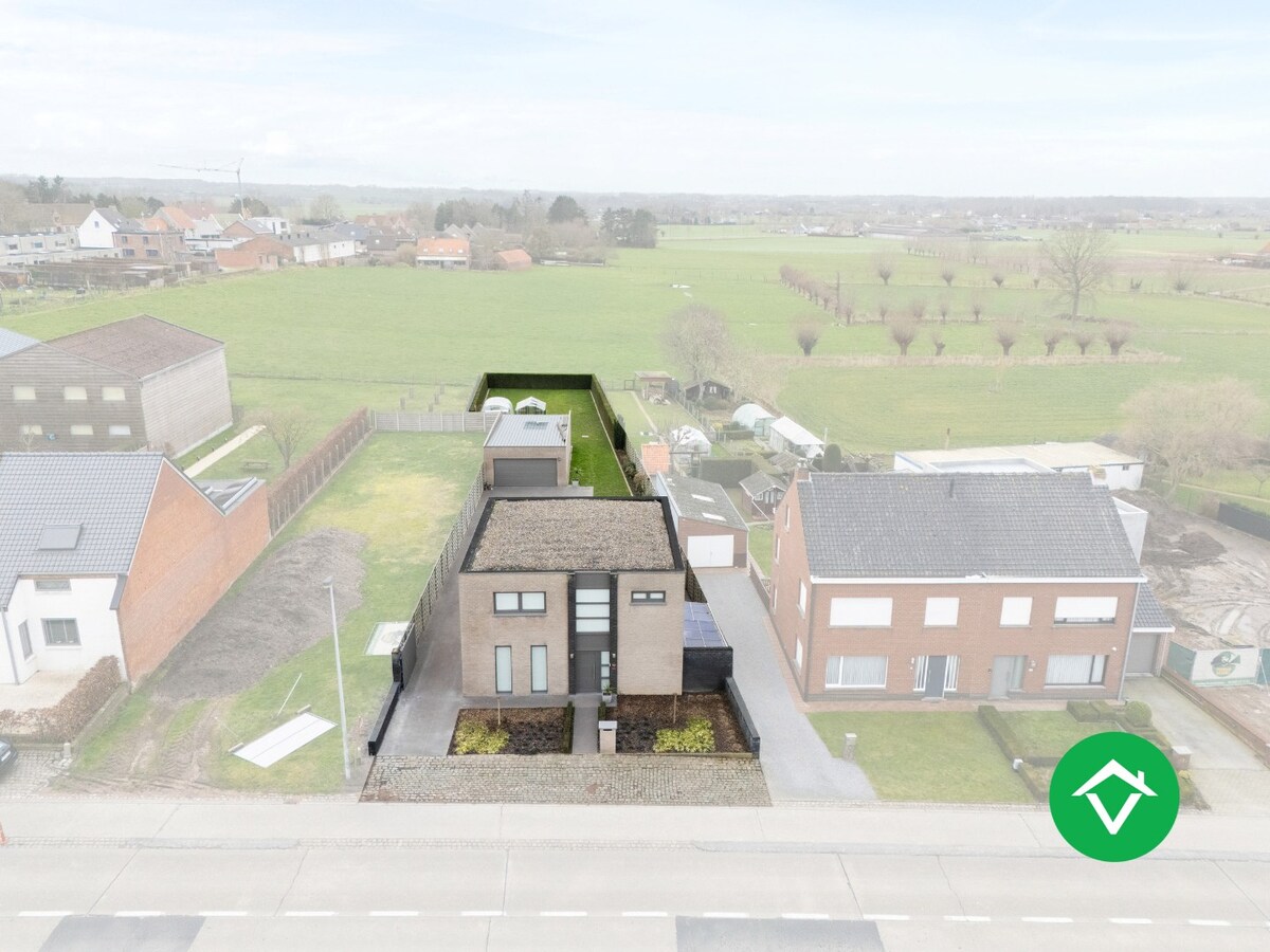 Alleenstaande woning met 4 slaapkamers en garage te Aartrijke 