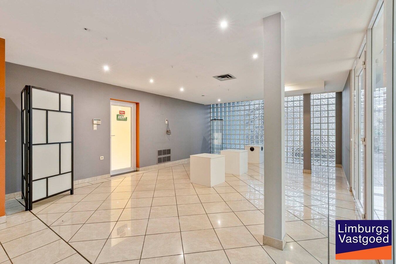 Bedrijfsgebouw met kantoren, magazijnen en woonst - groot 2580 m² 