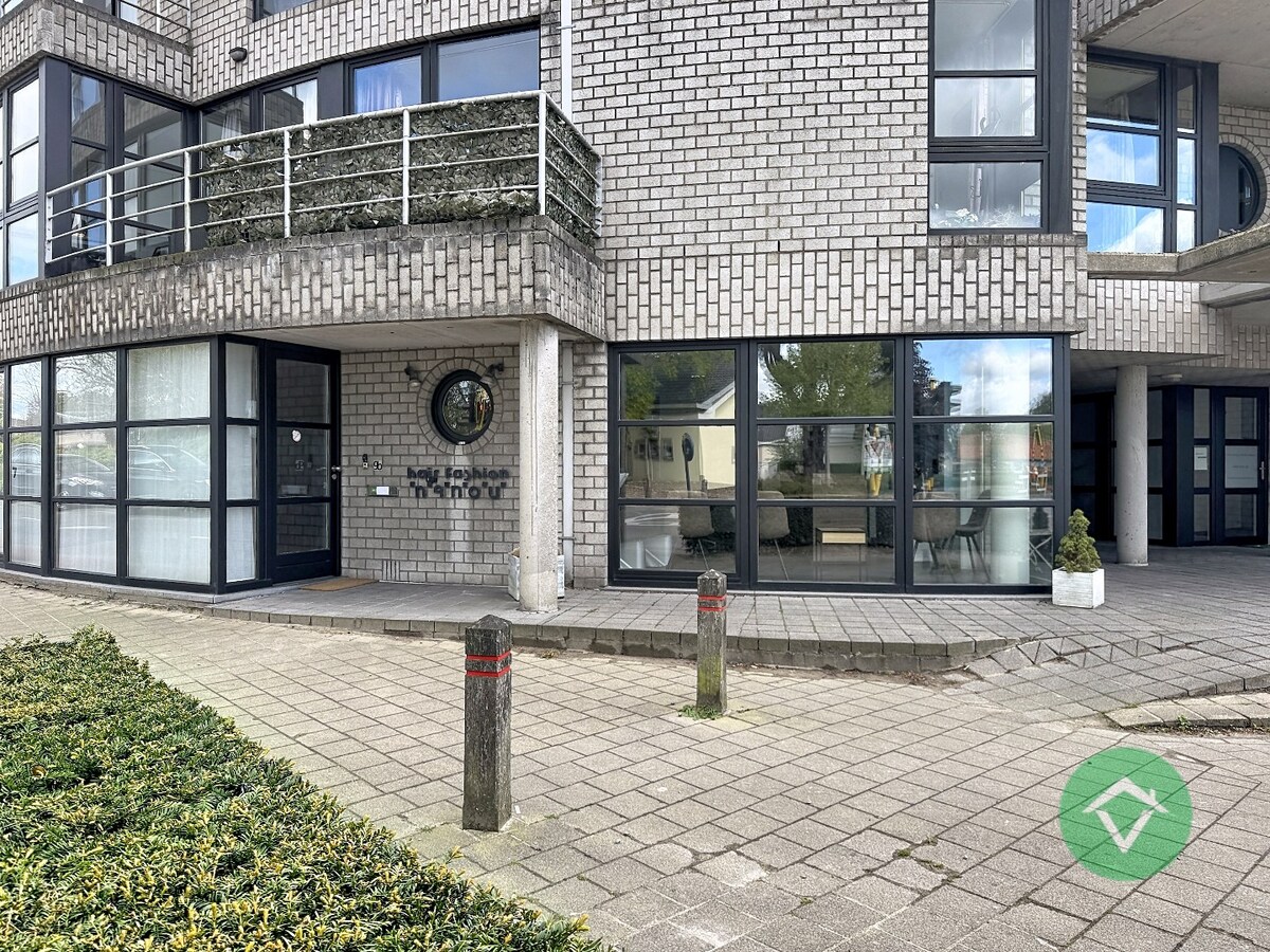 Volledig gerenoveerd handelspand met woonst en garage te Koekelare 