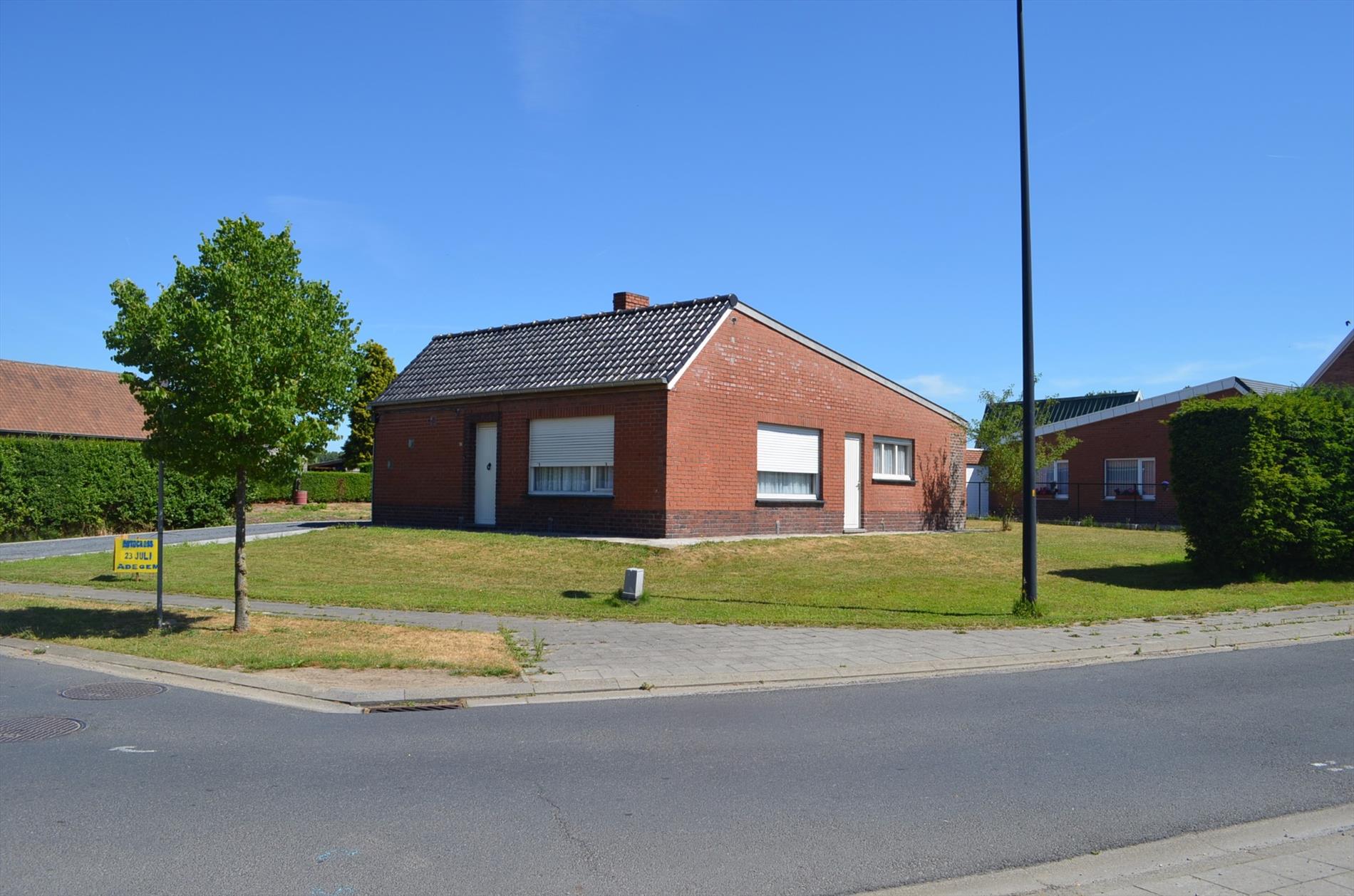 Te renoveren ruime bungalow met 3 slpks en garage te Adegem 