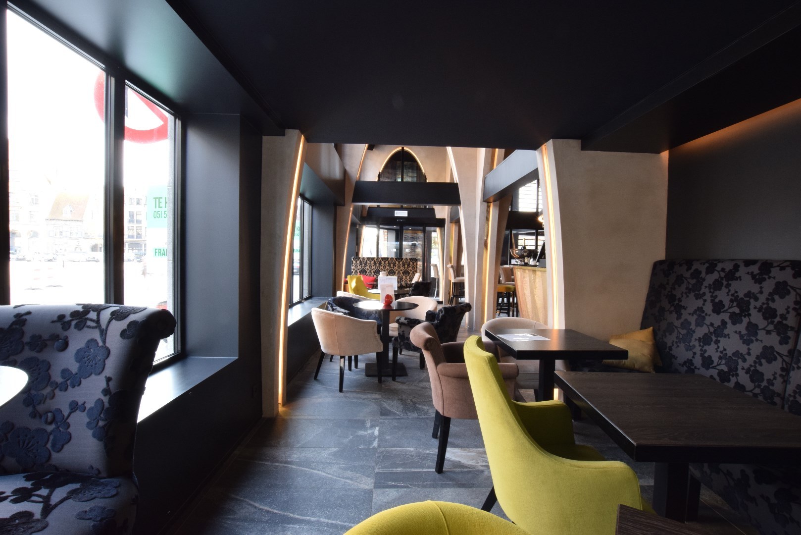 Verhuurd opbrengsteigendom (200m²) op commerciële toplocatie te Diksmuide! 