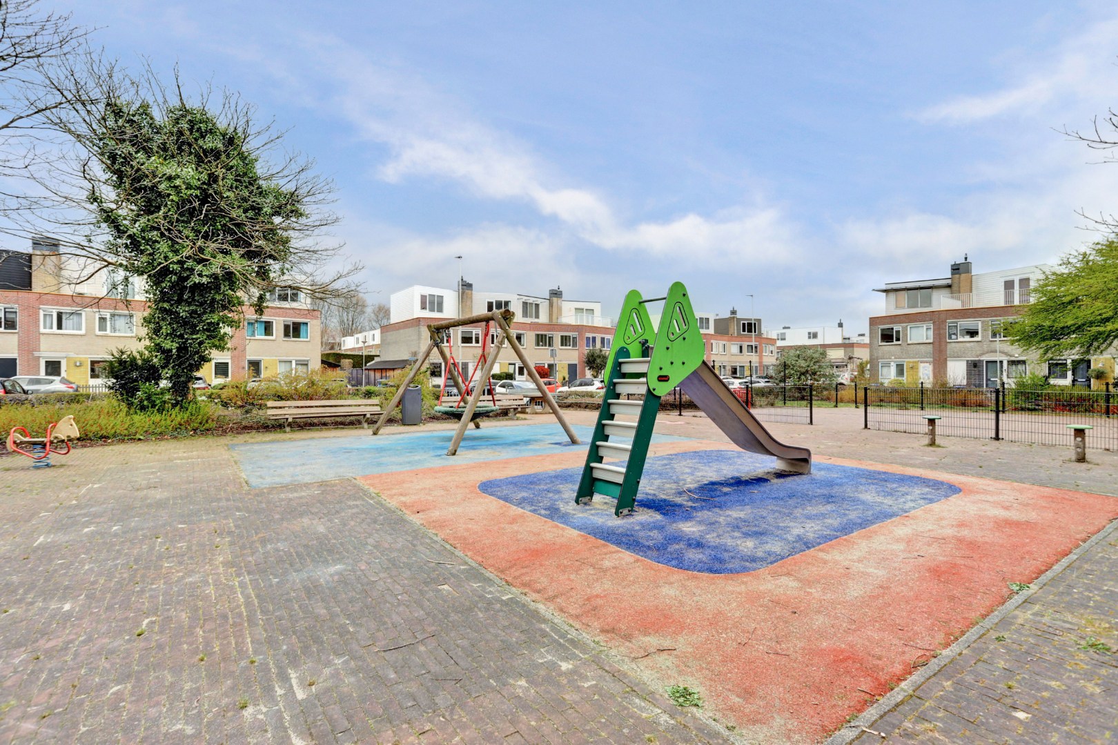 Energiezuinige (A-label) en uitstekend onderhouden 4-kamer tussenwoning met voor- en achtertuin met houten berging! 