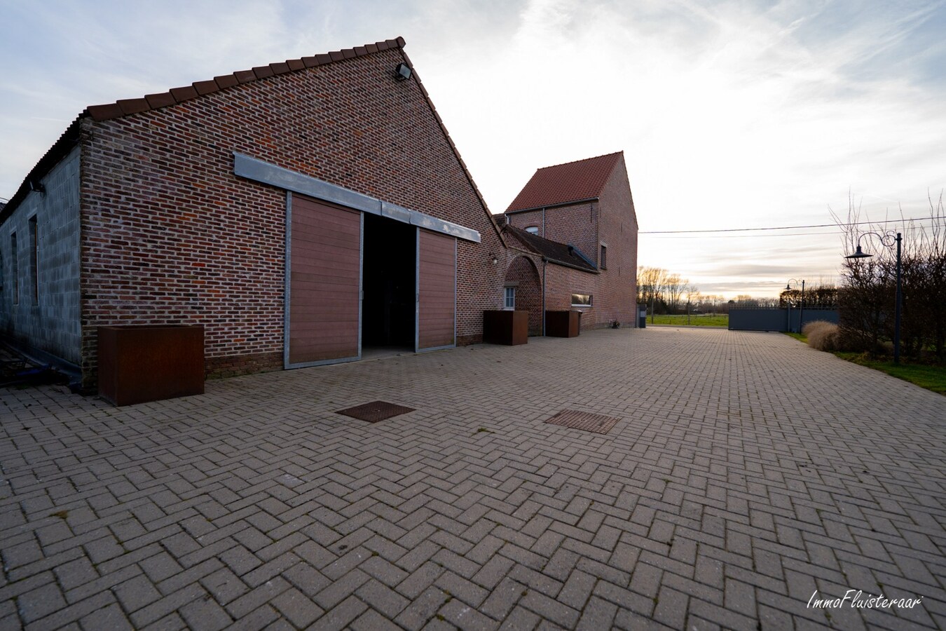 Karakteristieke villa met paardenaccommodatie op ca. 9.680 m2 te Tisselt (Willebroek) 