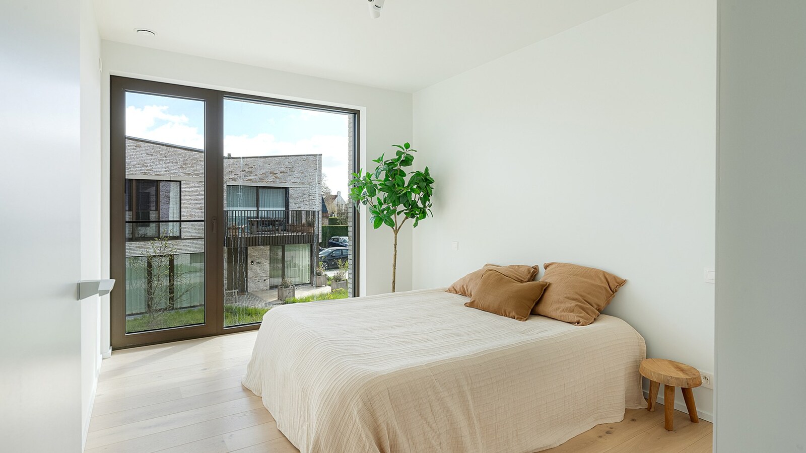 Exclusief verblijf met lift, terrassen en uitzonderlijke volumes in een groene-autovrije verkaveling te Knokke. 