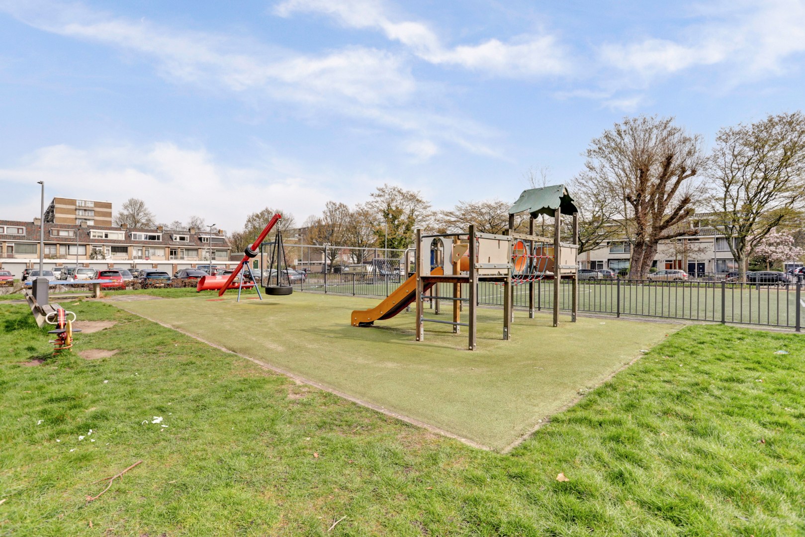 In het geliefde "Lage Land' is gelegen deze uitgebouwde 5-kamer tussenwoning met zonnige en diepe tuin en geheel gelegen op eigen grond. 
