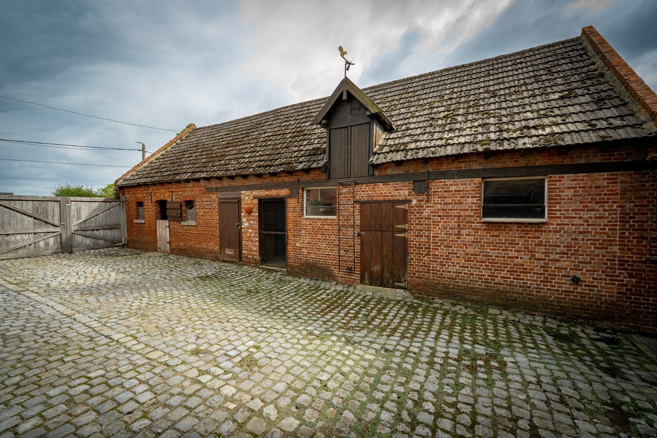 Farm to be renovated with stables and pastures on approximately 1.7 hectares in Herk-de-Stad. 