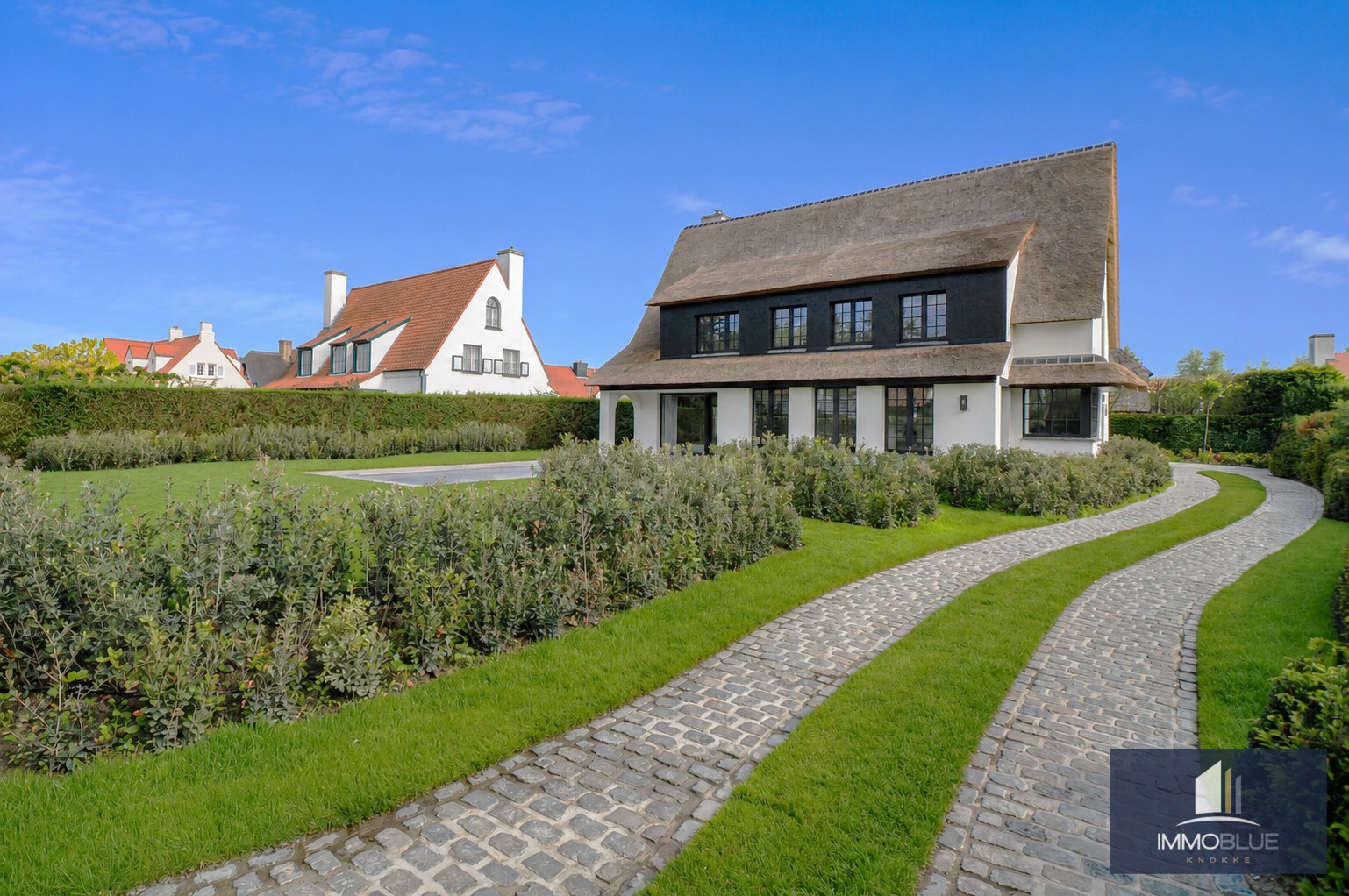 Volledig gerenoveerde villa rustig gelegen op de rand van het Zoute. 