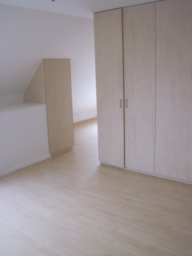 Bijzonder ruim appartement in hartje Kruishoutem. 