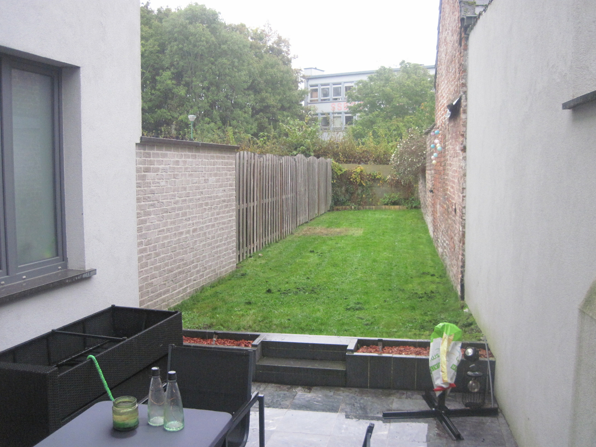 Recent vernieuwde, ruime rijwoning in hartje Gavere. 