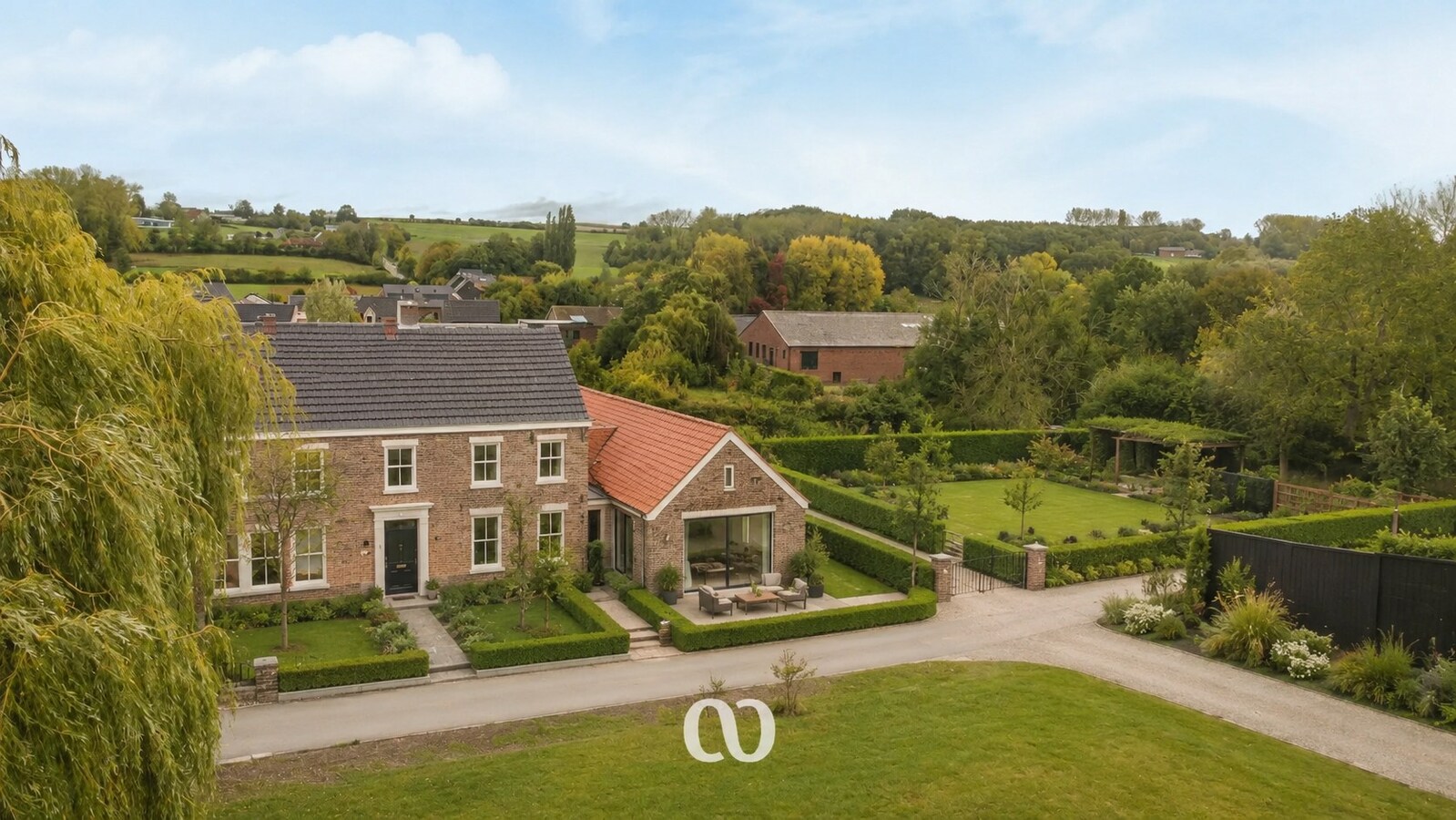 Pastorijwoning met tal van bijgebouwen 