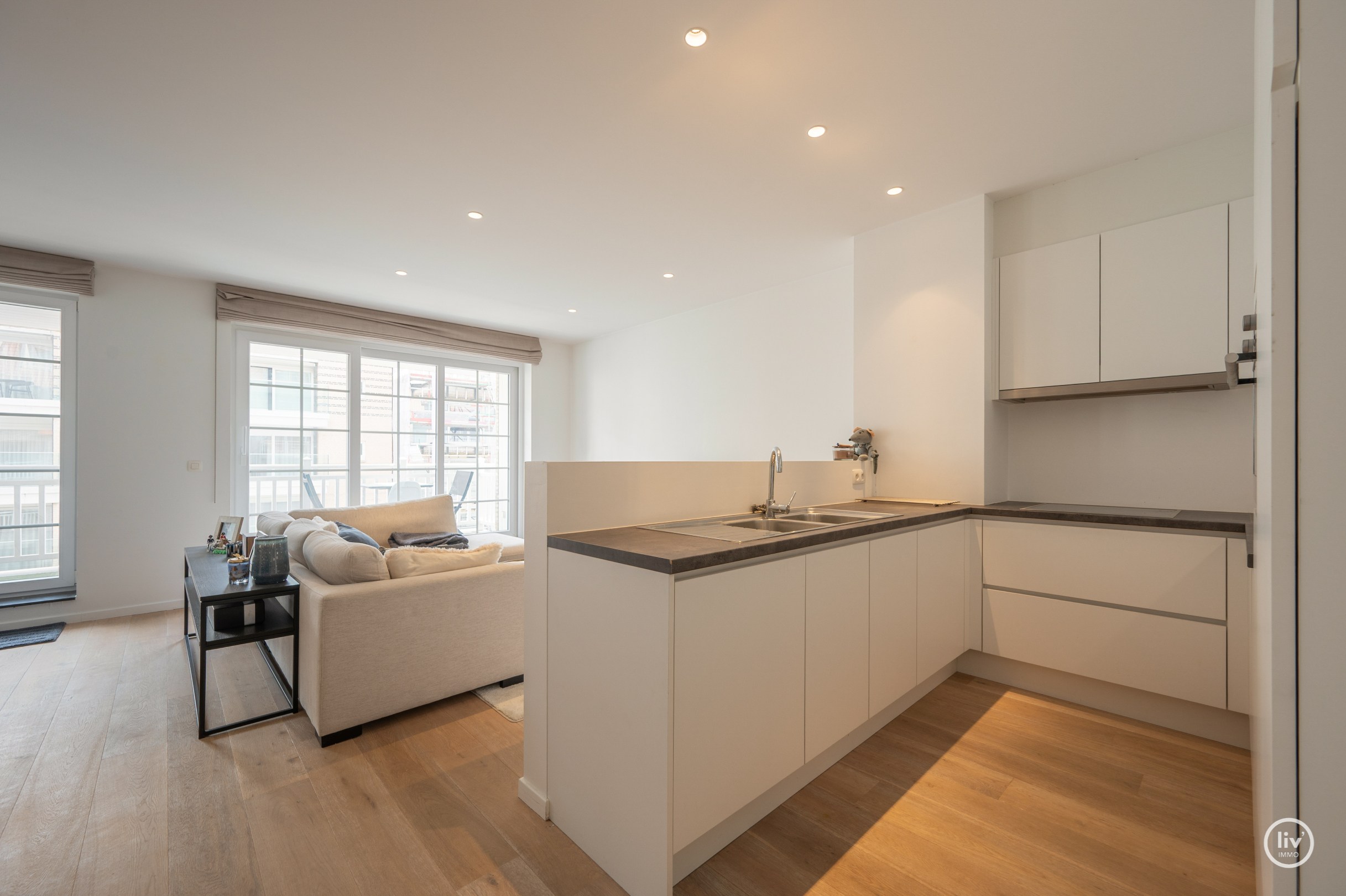 Appartement spacieux et récent (2015) avec une agréable terrasse dans un emplacement agréable sur l'avenue Léopold à Knokke. 