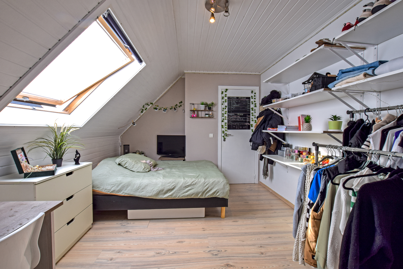 Instapklare energiezuinige woning met garage op 289m² te De Panne. 