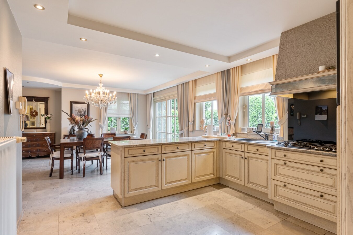 Stijlvolle, goed afgewerkte woning op een perceel van 6a32ca op een rustige locatie te Kinrooi! 
