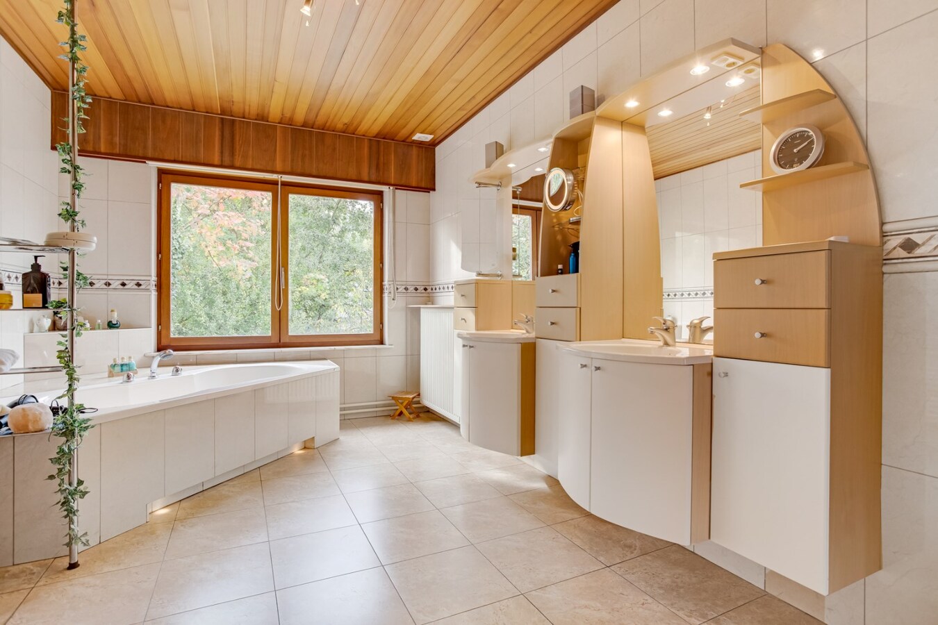 Vrijstaande woning met garage op ruim perceel in het centrum. 