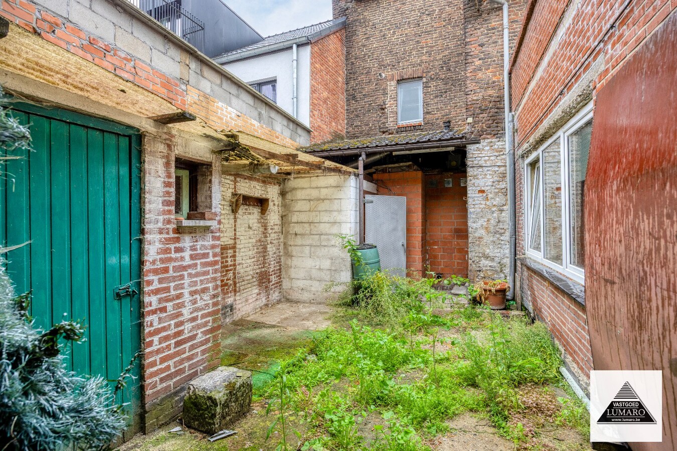 Te renoveren pand met woonst met pitoreske  voorgevel. "Önger de Poart". 