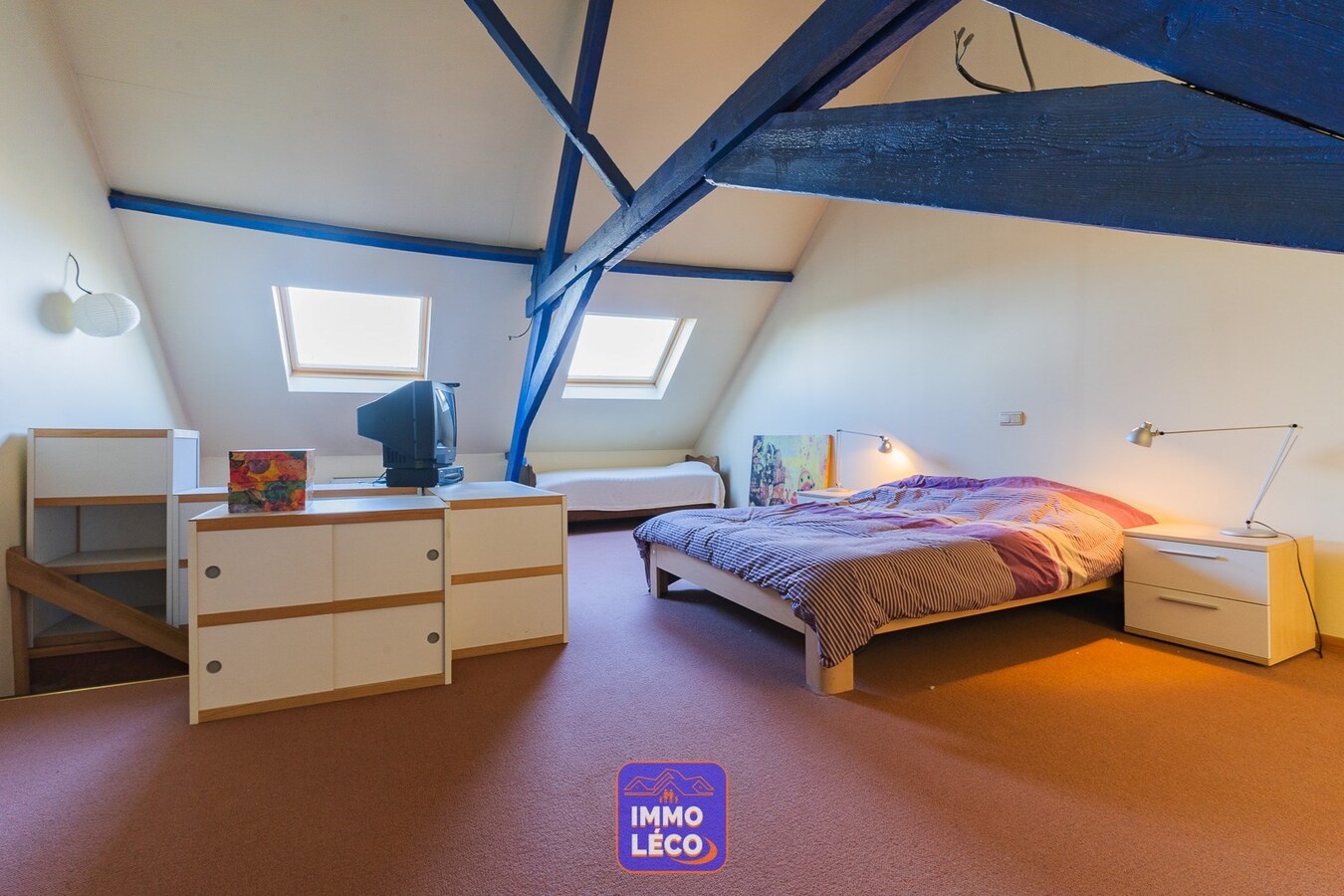 Grand espace professionnel avec maison de style en semi plain-pied, érigés sur 1800m² ! 