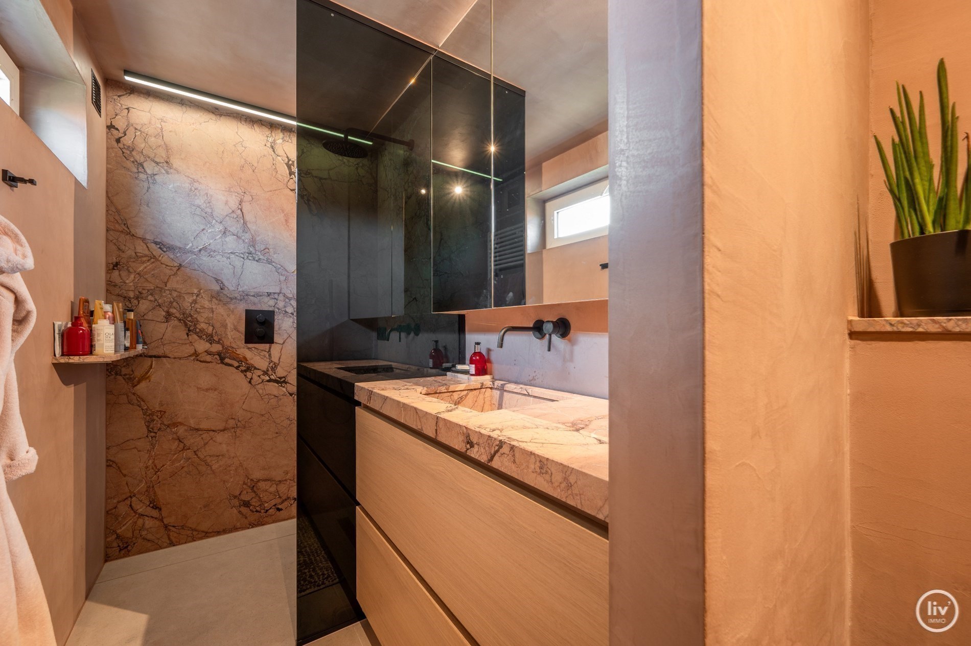 Belle maison individuelle rénovée avec goût dans un emplacement de premier choix dans la rue Kalfstraat à Knokke. 