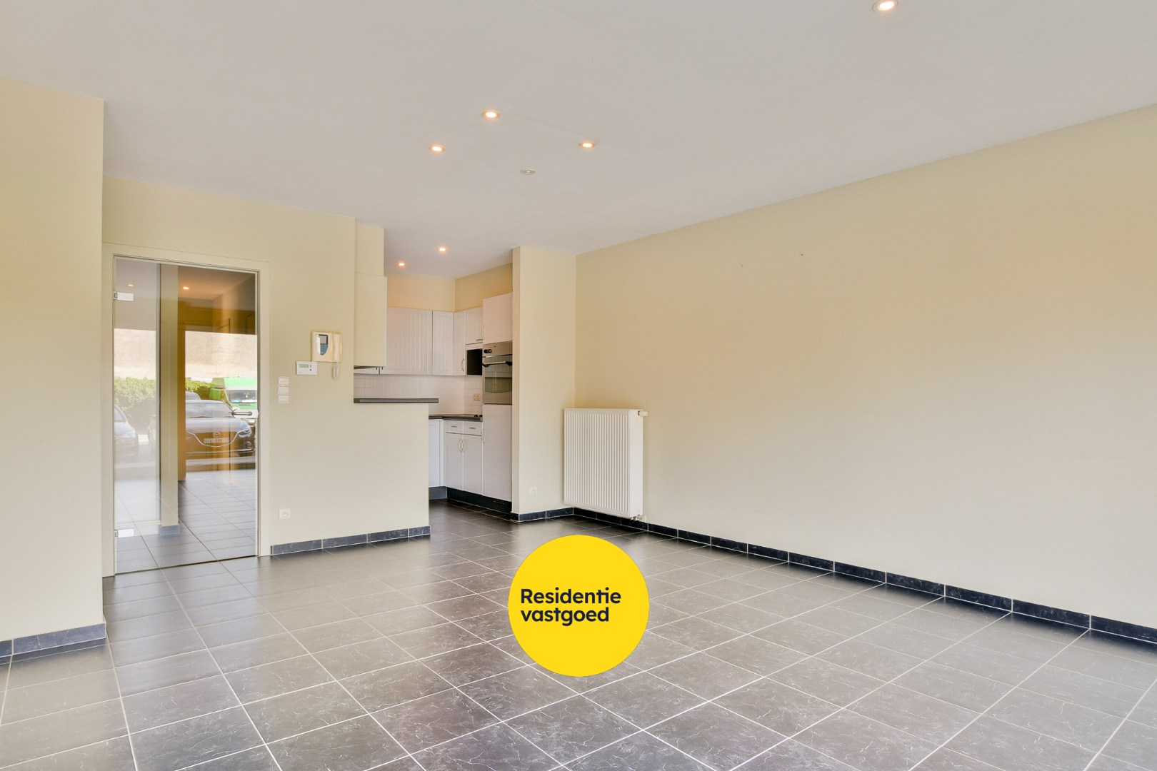 Gelijkvloersappartement met ondergrondse parkeerplaats te koop te Eernegem 