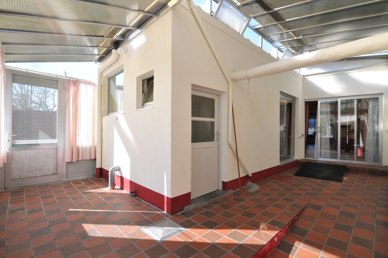 Rijwoning met garages in rustige omgeving 