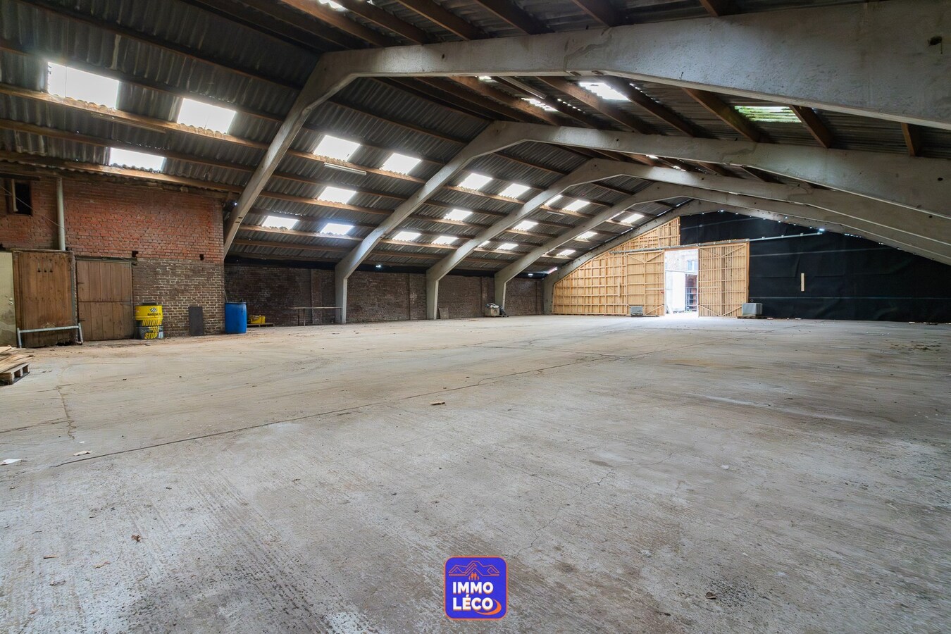 Entrepôt de stockage de +/- 500m² avec vaste parking privatif ! 