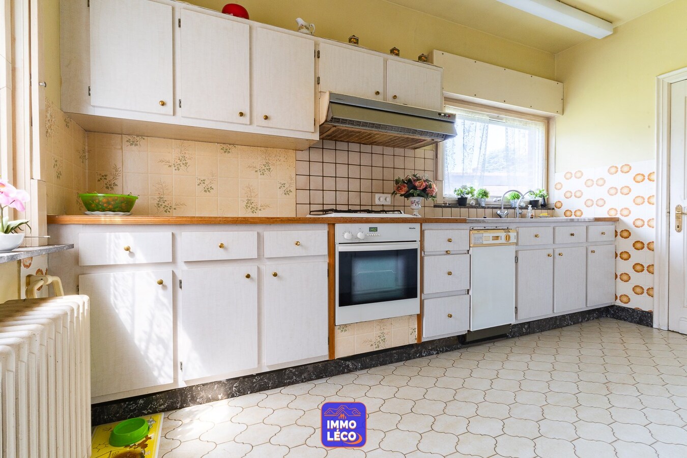 Villa érigée sur 1436m² avec garage, parking et grand jardin, secteur prisé "La Coquinie" !! 