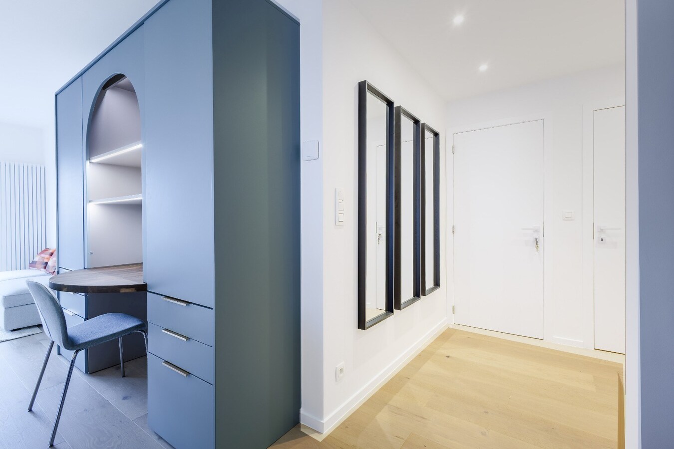 Volledig gerenoveerd hoekappartement met open zicht in exclusieve villaresidentie te Duinbergen 