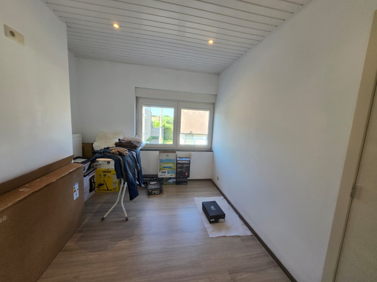 Ruime woning met tuin, drie slaapkamers en garage te Waregem 