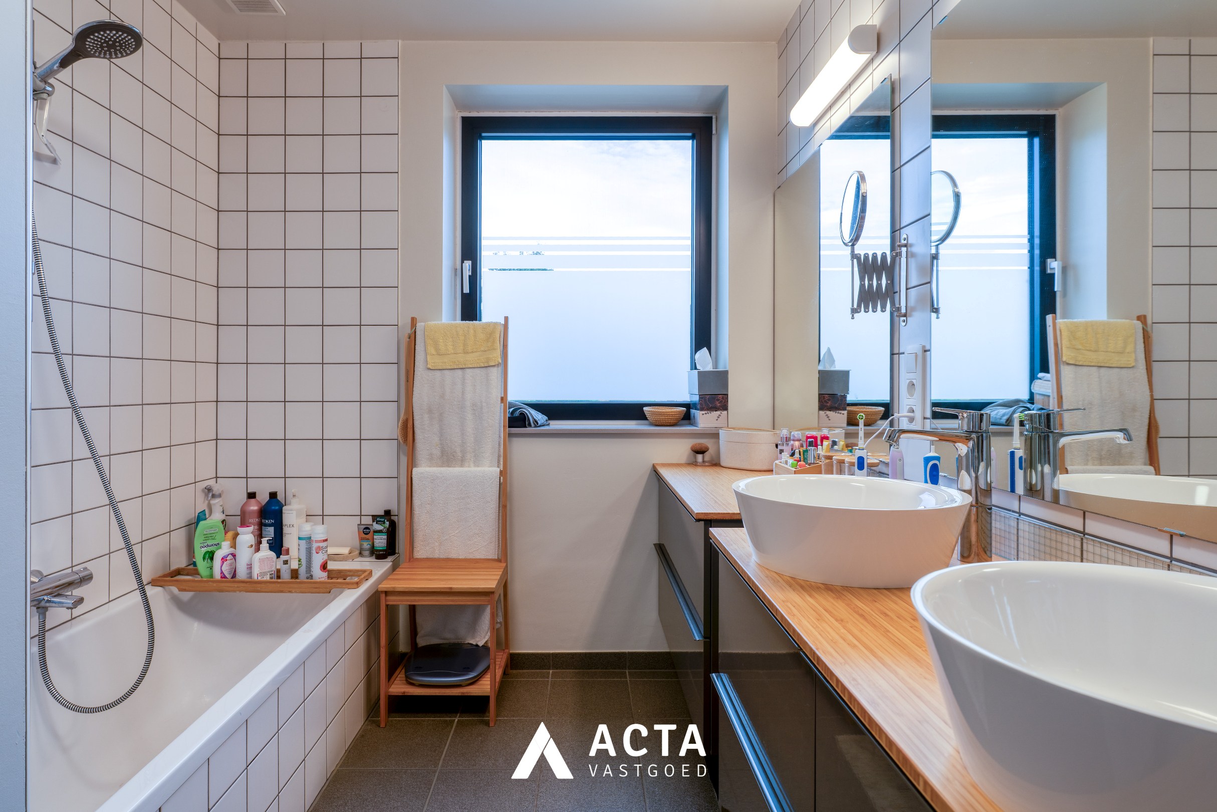 Instapklare halfopen gezinswoning in Baanhof in Oostende 