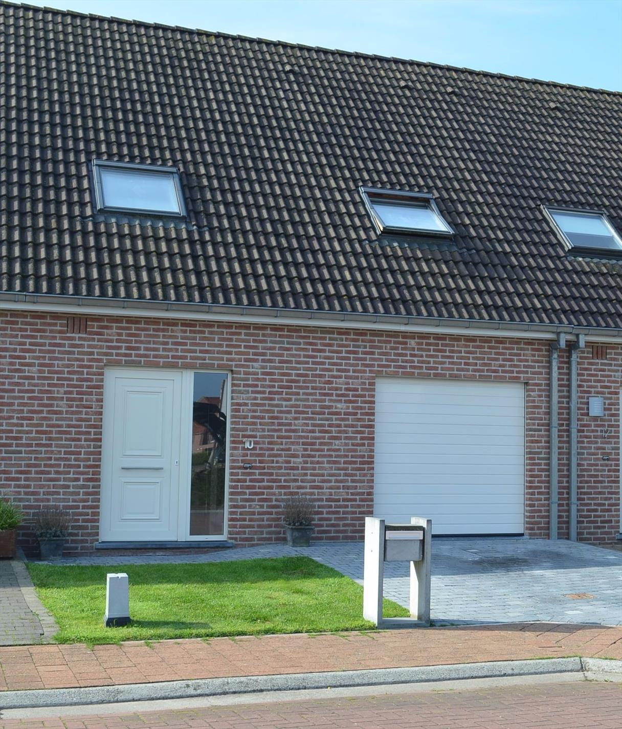 Recente gezinswoning met 3 slpks, garage en tuin rustig gelegen te Adegem 