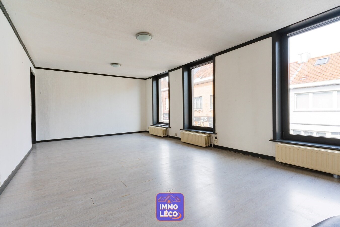 Maison avec nombreuses poss.! (maison unifamiliale, commerce, ..) avec jardin et poss. grand parking ! 