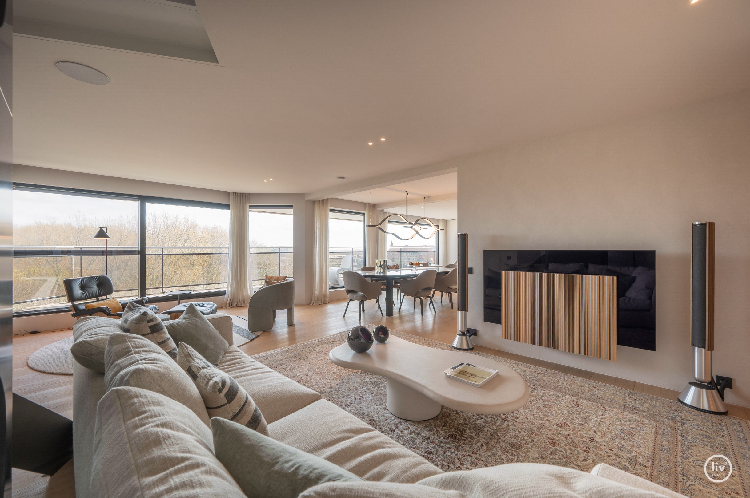 Dit magnifieke duplexappartement combineert uitzonderlijke volumes met adembenemende zichten over zowel de omliggende bossen als de zee. 