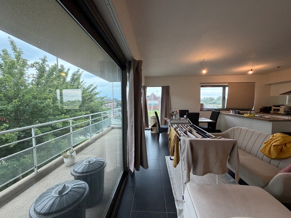 2 slpk-appartement nabij allerhande voorzieningen. 