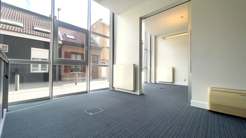 Commercieel gelijkvloers kantoor te koop nabij Singel te Berchem