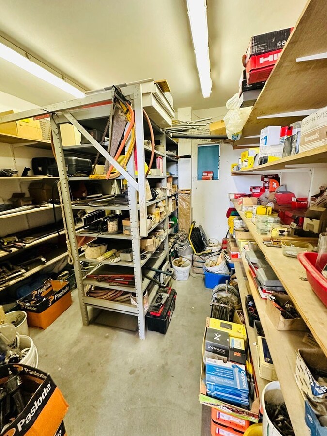 Ruim magazijn met kantoren met veel potentieel te Kuringen 