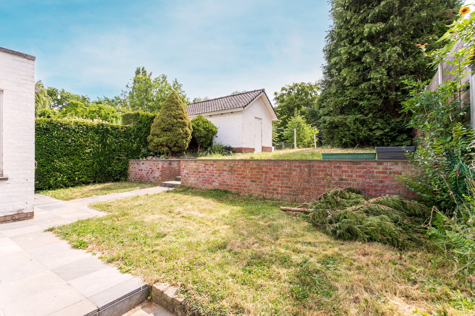 Op te frissen 3-gevel woning met 3 slpk te Halle 