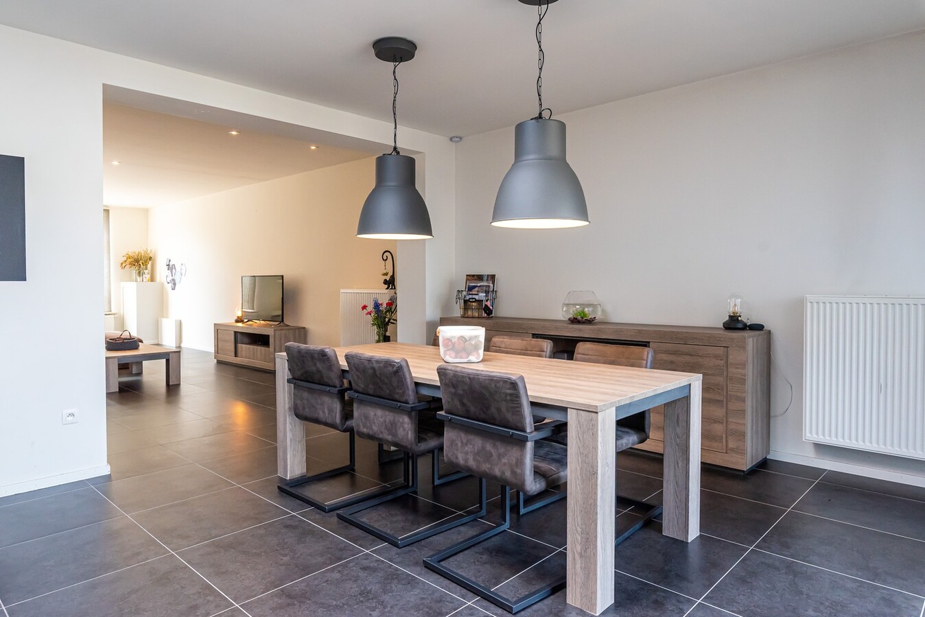 Tof ingerichte gezinwoning met privé-parking 