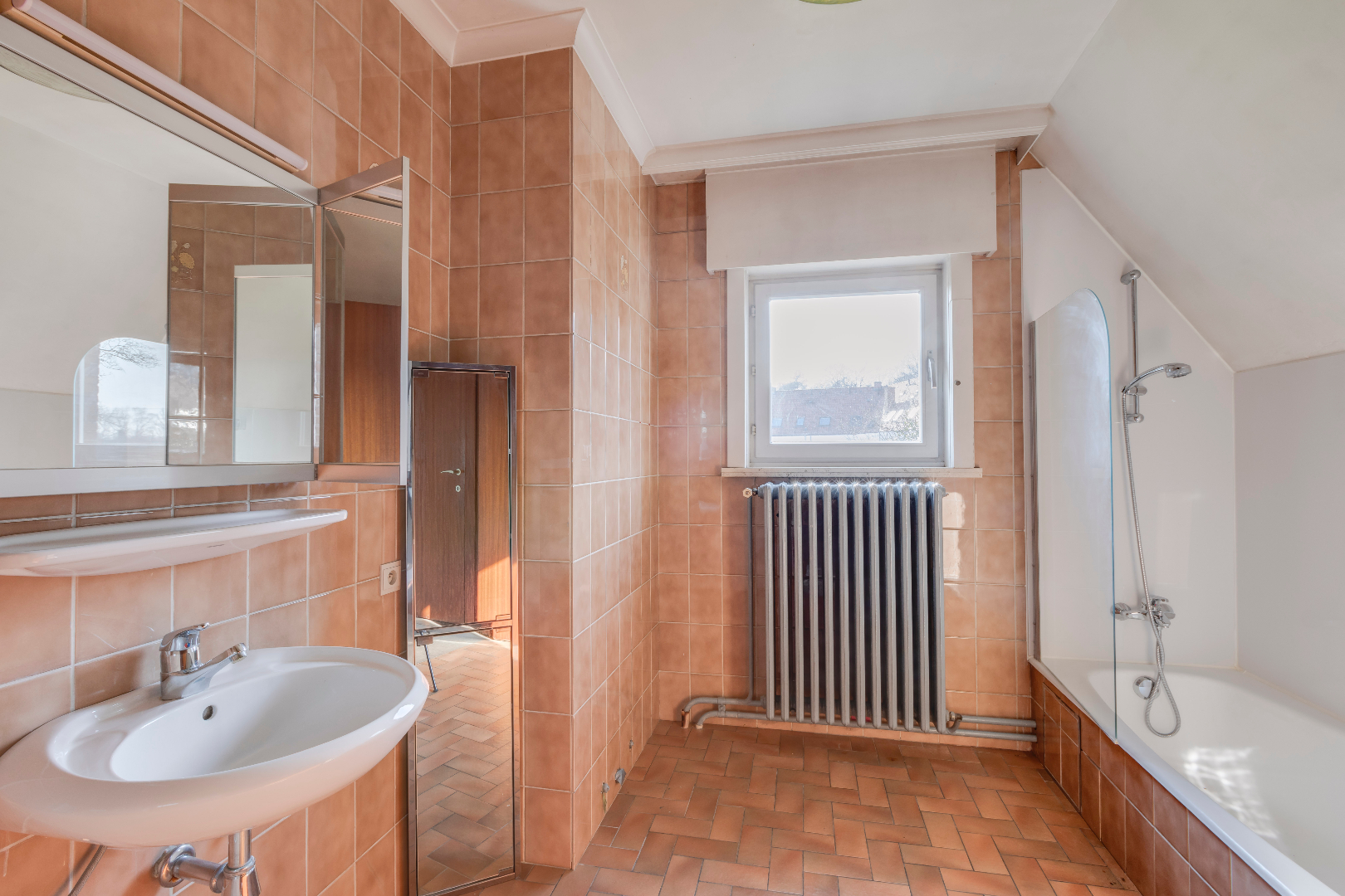 VERKOCHT ! Ruime villa (250m²) op mooi stuk grond (912m²) 