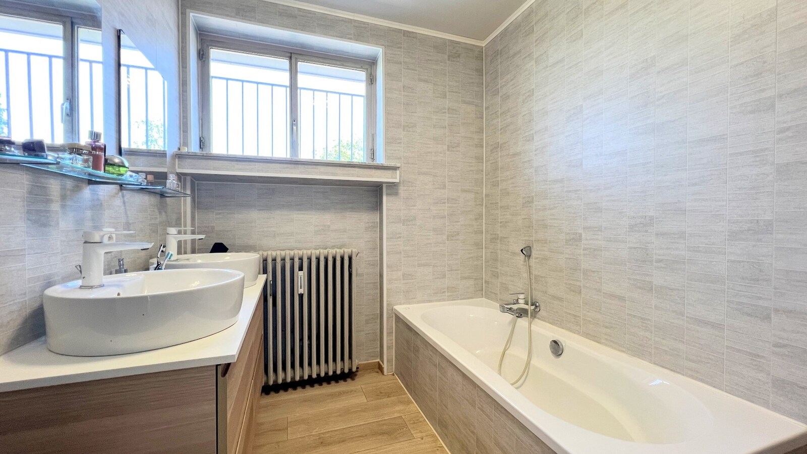 Handelspand met appartement op commerciële toplocatie 