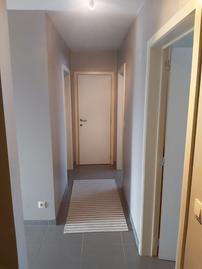 Ruim 2 slaapkamer appartement mét garage 