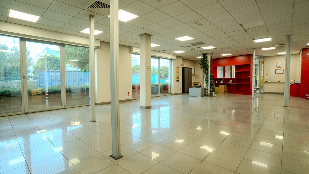 Magazijn met kantoren te huur langs E34 in Beveren