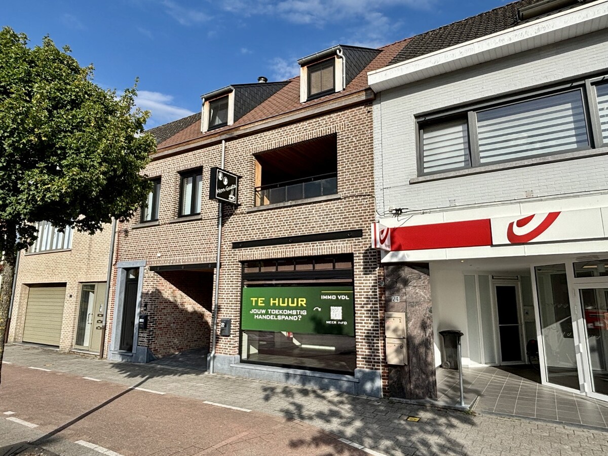 Instapklaar handelsgelijksvloers 90 m² met ruim terras  in het centrum Sint-Antonius naast Bpost. 
